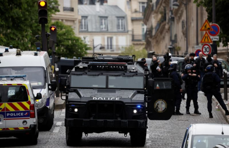 La police et la BRI sécurisent la zone proche du consulat iranien à Paris où un homme menace de se faire exploser