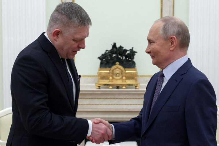 Robert Fico et Vladimir Poutine, en décembre 2024, à Moscou ( POOL / GAVRIIL GRIGOROV )