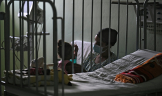 Une femme s'occupe de son fils au Centre cardio-pédiatrique William Soler, l'un des bénéficiaires de l'aide humanitaire acheminée depuis le Mexique par la flottille Nuestra America, à La Havane, le 24 mars 2026 ( AFP / Yuri Cortez )