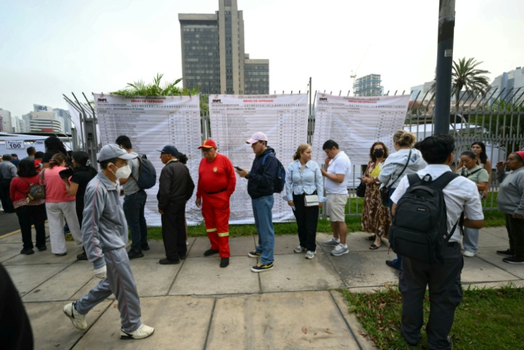 Des électeurs attendent de pouvoir voter à la présidentielle au Pérou, le 12 avril 2026 à Lima  ( AFP / Luis ROBAYO )