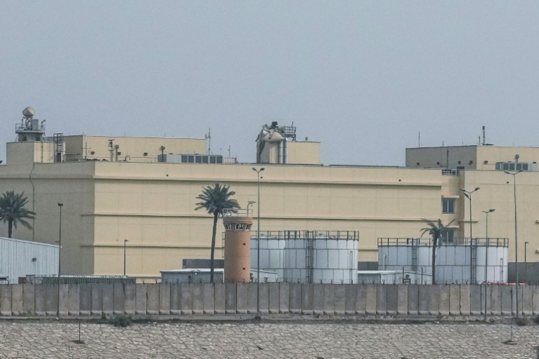 Photo montrant des dégâts occasionnés par une attaque de drone contre l'ambassade américaine à Bagdad, le 14 mars 2026  ( AFP / Murtadha RIDHA )