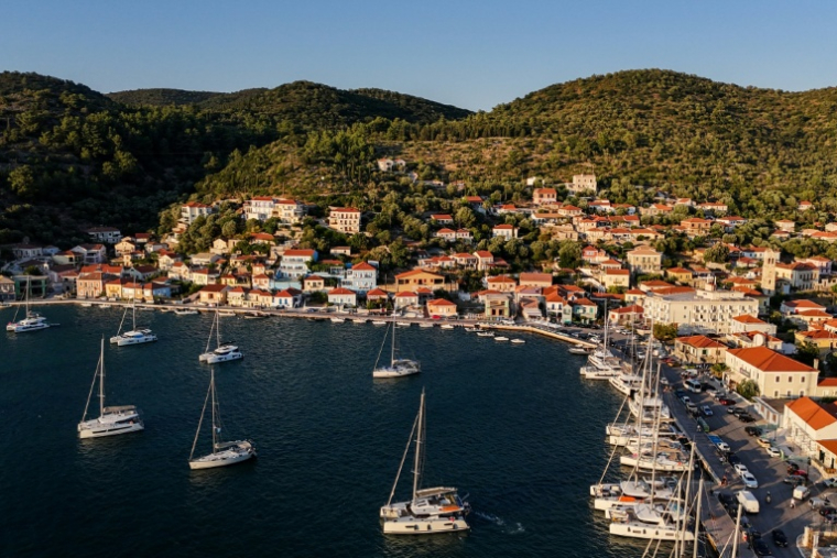 Vue aérienne de la ville de Vathy, sur l'île  grecque d'Ithaque, dans la mer Ionienne, le 3 août 2026 ( AFP / Angelos TZORTZINIS )