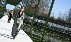 Un mannequin présente une création Christian Dior à la Fashion Week de Paris, le 3 mars 2026 ( AFP / JULIEN DE ROSA )
