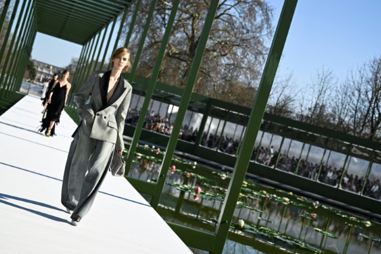 Un mannequin présente une création Christian Dior à la Fashion Week de Paris, le 3 mars 2026 ( AFP / JULIEN DE ROSA )