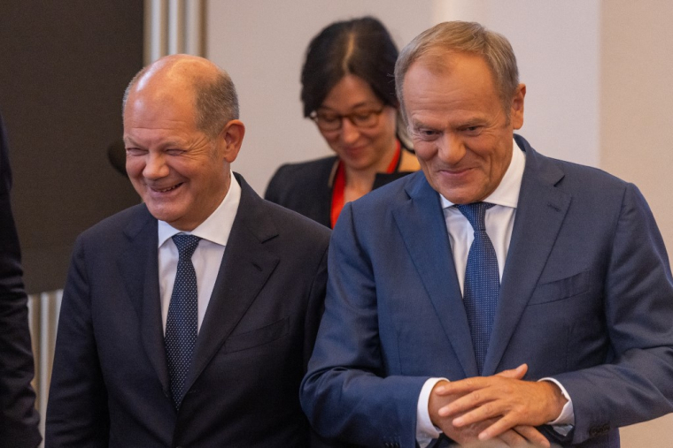 Olaf Scholz et Donald Tusk à Varsovie, en Pologne, le 2 juillet 2024. ( AFP / WOJTEK RADWANSKI )