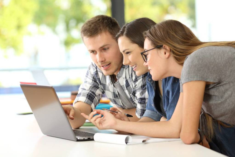 Etudiants, adolescents : trouver un job d'été pour gagner de l'argent / iStock.com - AntonioGuillem
