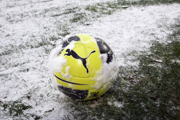 Cette équipe roumaine joue sous la neige… avec des maillots blancs