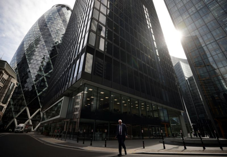 Une personne marche dans le quartier financier à Londres