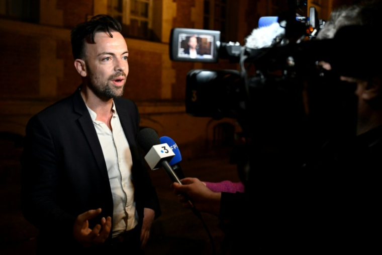 Pierre Brunisso, avocat de la Ligue des droits de l'homme (LDH), s'adresse aux médias au tribunal correctionnel de Verdun, le 4 mars 2026, à l'issue du procès du président de l'ADMP (Association pour la défense de la mémoire du maréchal Pétain), Jacques Boncompain ( AFP / Jean-Christophe VERHAEGEN )