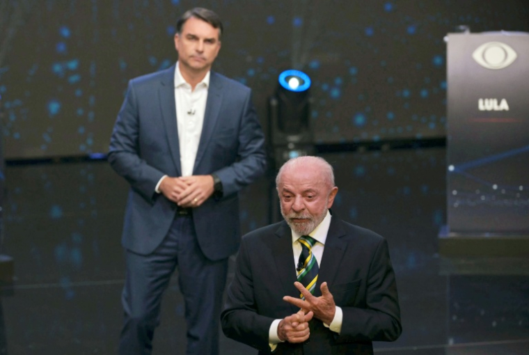 Le président brésilien et candidat à sa réélection, Luiz Inacio Lula da Silva, prend la parole, tandis que le candidat conservateur Flavio Bolsonaro l'écoute, lors d'un débat organisé à Sao Paulo, au Brésil, le 18 octobre 2026 ( AFP / NELSON ALMEIDA )