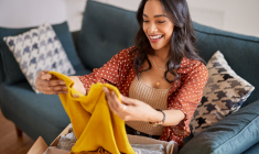 Les clients jouent un rôle essentiel dans la transformation de la mode vers une consommation plus réfléchie. (crédit : Adobe Stock)