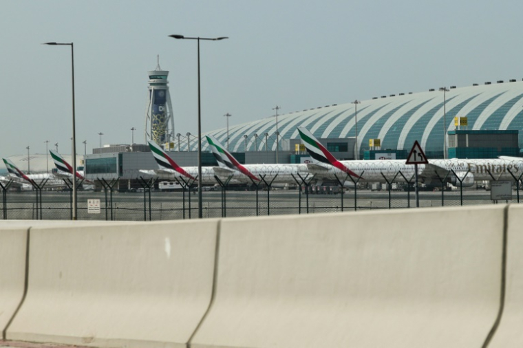 Des avions de la compagnie Emirates stationnés sur le tarmac de l'aéroport international de Dubaï, le 2 mars 2026 ( AFP / Fadel SENNA )