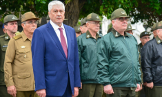 Cette photo fournie par l'ACN (Agence cubaine d'information) montre le ministre russe de l'Intérieur, Vladimir Alexandrovitch Kolokoltsev (à gauche), au Mémorial du Soldat internationaliste soviétique à La Havane, le 20 janvier 2026 ( ACN / Omara GARCIA MEDEROS )