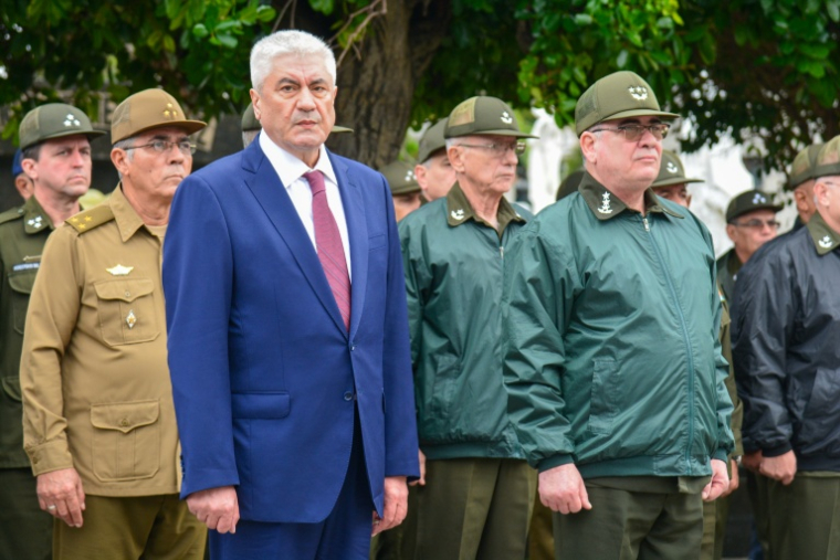 Cette photo fournie par l'ACN (Agence cubaine d'information) montre le ministre russe de l'Intérieur, Vladimir Alexandrovitch Kolokoltsev (à gauche), au Mémorial du Soldat internationaliste soviétique à La Havane, le 20 janvier 2026 ( ACN / Omara GARCIA MEDEROS )