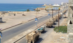 Un convoi de véhicules blindés circule dans une rue du port de Mukalla, au sud du Yemen, le 1er janvier 2026 ( AFP / - )