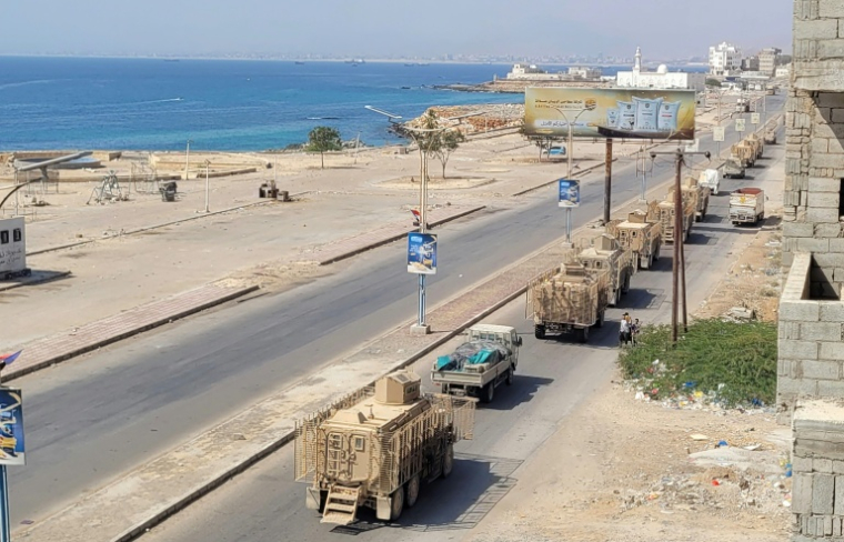 Un convoi de véhicules blindés circule dans une rue du port de Mukalla, au sud du Yemen, le 1er janvier 2026 ( AFP / - )
