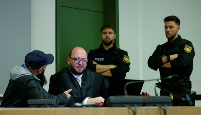 Le prévenu Dieter S. (à gauche) parle avec son avocat Michael Loewe, lors de son procès à Munich, Allemagne, le 30 octobre 2025 ( AFP / Michaela STACHE )