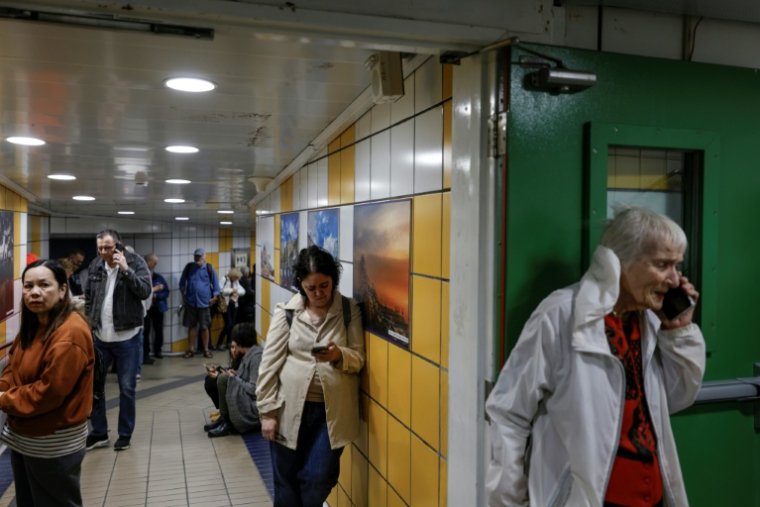 Des gens s'abritent en sous-sol à Haifa, dans le nord d'Israel, le 1er mars 2026  ( AFP / Jalaa MAREY )