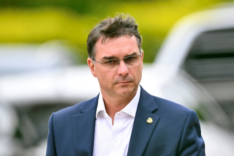 Le sénateur Flavio Bolsonaro, fils de l'ancien président brésilien Jair Bolsonaro, quitte le siège de la police fédérale où son père est détenu, à Brasilia, le 25 novembre 2025 ( AFP / Evaristo Sa )