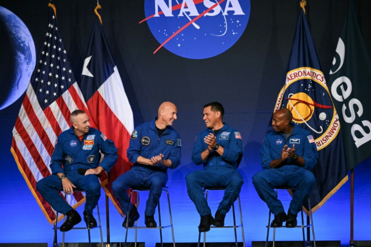 L'équipage d'Artemis III avec de gauche à droite le commandant Randy Bresnik, le pilote Luca Parmitano, et les astronautes Frank Rubio et Andre Douglas, à Houston au Texas le 9 juin 2026 ( AFP / RONALDO SCHEMIDT )
