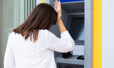 Plafond de carte bancaire : pourquoi votre retrait peut être refusé ? / iStock.com - AndreyPopov