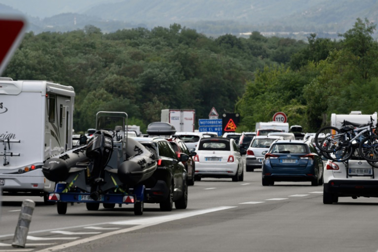 Des automobilistes dans les bouchons sur l'A7, près de la commune du Péage-de-Roussillon, en Isère, le 2 août 2025 ( AFP / JEAN-PHILIPPE KSIAZEK )