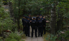 Des policiers se rassemblent près de la tombe d'Evgueni Prigojine au cimetière Porokhovskoye à Saint-Pétersbourg