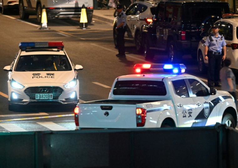 Des policiers bloquent une rue près de la tour CITIC à Pékin, après que des témoins ont signalé la présence de débris d'avion au pied du plus haut bâtiment de la ville, le 26 juin 2026 en Chine ( AFP / Adek BERRY )