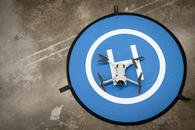 Photo d'un drone dans le cadre du bac professionnel Ciel (Cybersécurité, informatique et réseaux, électronique), au lycée Louise Weiss de Sainte-Marie-aux-mines, le 30 avril 2026 ( AFP / SEBASTIEN BOZON )