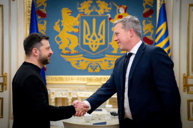 Le président ukrainien Volodimir Zelensky accueille le secrétaire de l'armée américaine Daniel Driscoll à Kyiv