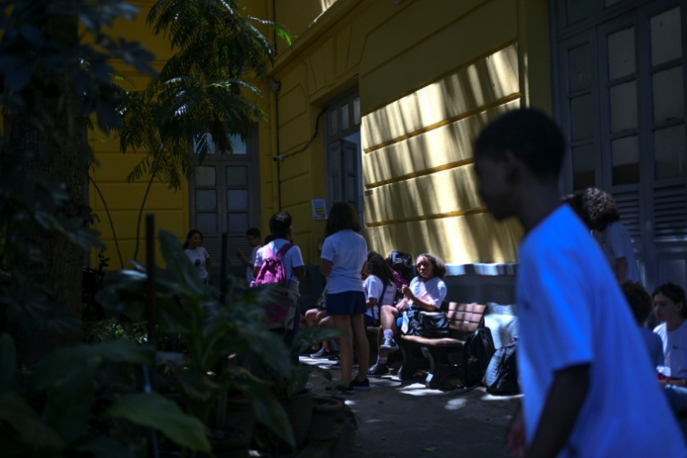 Des élèves à l'entrée de l'école publique municipale Minas Gerais du quartier d'Urca, dans la zone sud de Rio de Janeiro, au Brésil, le 24 mars 2026 ( AFP / Mauro PIMENTEL )