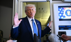 Le président américain Donald Trump s’adresse aux journalistes qui l’accompagnent à bord d’Air Force One, après avoir quitté Abou Dhabi à l’issue d'une tournée dans le Golfe, le 16 mai 2025 ( AFP / Brendan SMIALOWSKI )