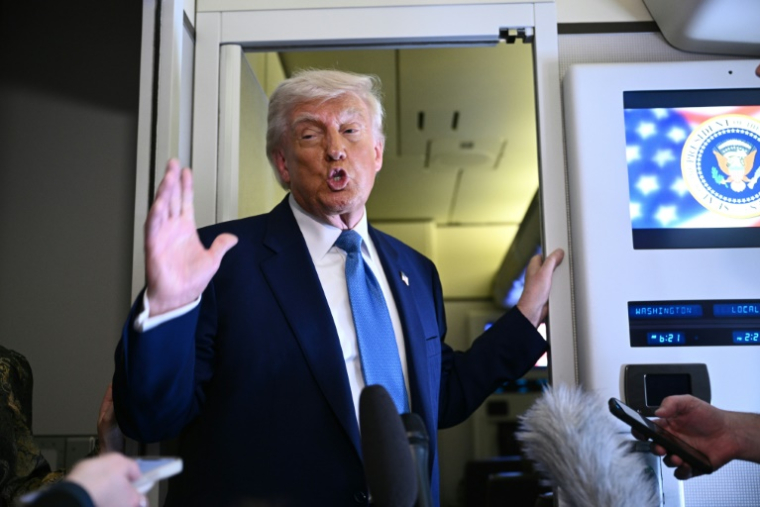 Le président américain Donald Trump s’adresse aux journalistes qui l’accompagnent à bord d’Air Force One, après avoir quitté Abou Dhabi à l’issue d'une tournée dans le Golfe, le 16 mai 2025 ( AFP / Brendan SMIALOWSKI )
