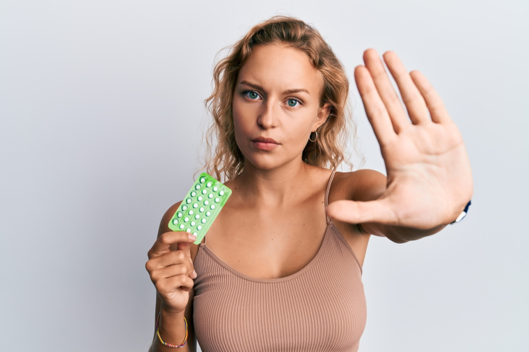 Une &eacute;tude d&eacute;crit un &eacute;cosyst&egrave;me digital dans lequel l&rsquo;autorit&eacute; traditionnelle du gyn&eacute;cologue est remplac&eacute;e par l&rsquo;&laquo; exp&eacute;rience v&eacute;cue &raquo;, jug&eacute;e plus authentique, des influenceuses et des pairs. (cr&eacute;dit: Adobe Stock)