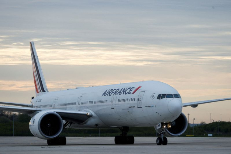 Un avion d'Air France transportant des évacués du Soudan à l'aéroport Paris-Charles de Gaulle