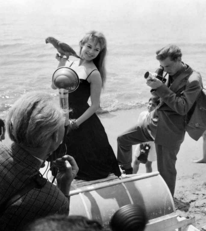 L'actrice française Brigitte Bardot pose avec un perroquet sur la plage en marge du festival de Cannes, le 25 avril 1956  ( AFP / Pierre MEUNIER )