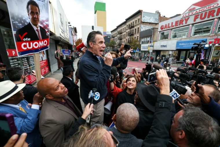Le candidat indépendant à la mairie de New York Andrew Cuomo en campagne à Manhattan le 3 novembre 2025 ( AFP / TIMOTHY A.CLARY )