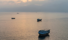 Des bateaux ancrés au large de la péninsule de Musandam, au nord d'Oman, près du détroit d'Ormuz, le 27 juin 2026 ( AFP / - )