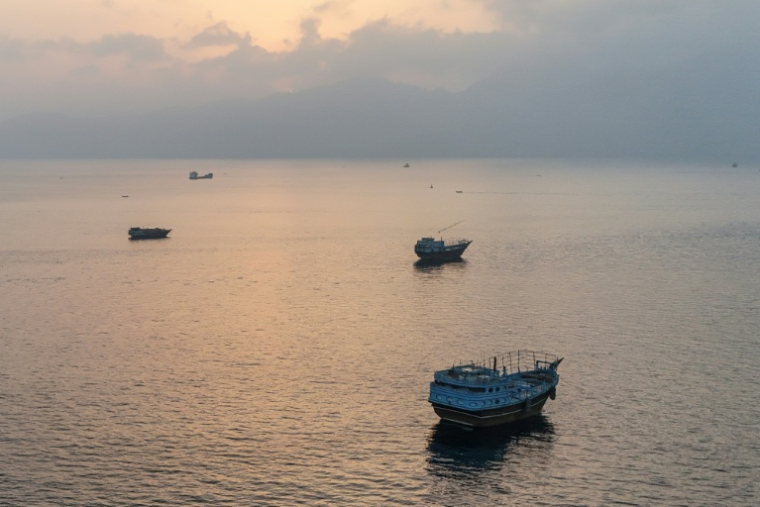 Des bateaux ancrés au large de la péninsule de Musandam, au nord d'Oman, près du détroit d'Ormuz, le 27 juin 2026 ( AFP / - )