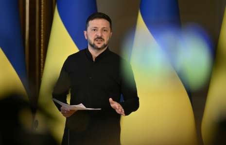 Le président ukrainien Volodymyr Zelensky tient une conférence de presse à Kiev, le 13 mai 2025  ( AFP / Genya SAVILOV )