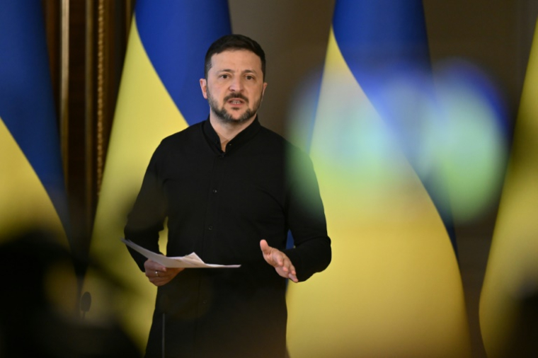 Le président ukrainien Volodymyr Zelensky tient une conférence de presse à Kiev, le 13 mai 2025  ( AFP / Genya SAVILOV )
