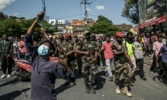 Des membres d'une unité de l'armée malgache marchent dans une rue près de leur camp situé près d'Antananarivo, le 11 octobre 2025 ( AFP / RIJASOLO )