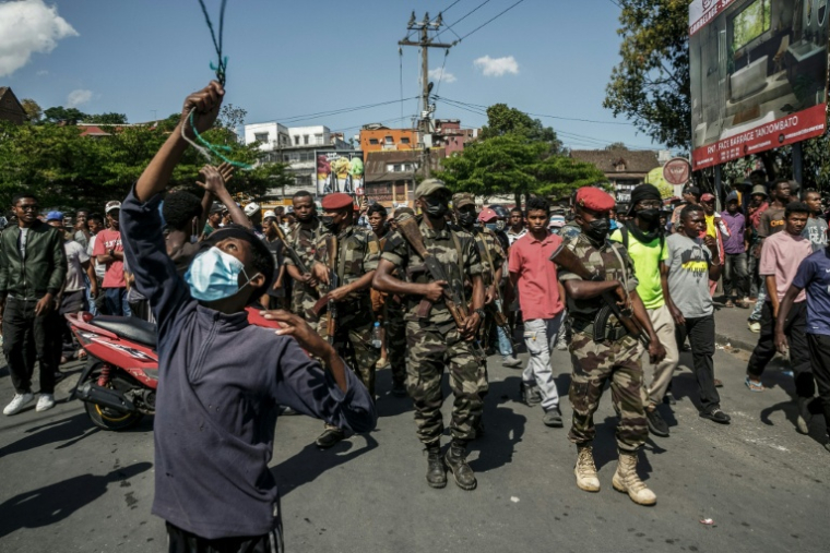 Des membres d'une unité de l'armée malgache marchent dans une rue près de leur camp situé près d'Antananarivo, le 11 octobre 2025 ( AFP / RIJASOLO )