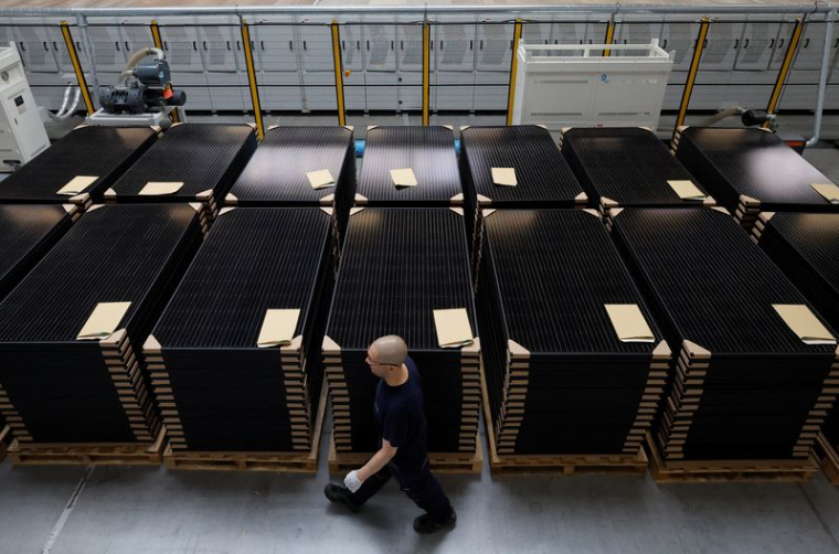Un employé travaille dans une usine de panneaux solaires à Carquefou près de Nantes