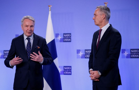 Le ministre finlandais des Affaires étrangères Pekka Haavisto rencontre le secrétaire général de l'OTAN, Jens Stoltenberg, à Bruxelles