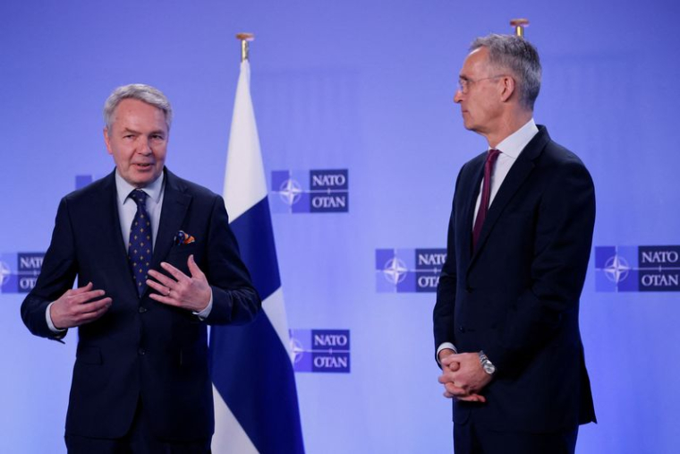 Le ministre finlandais des Affaires étrangères Pekka Haavisto rencontre le secrétaire général de l'OTAN, Jens Stoltenberg, à Bruxelles