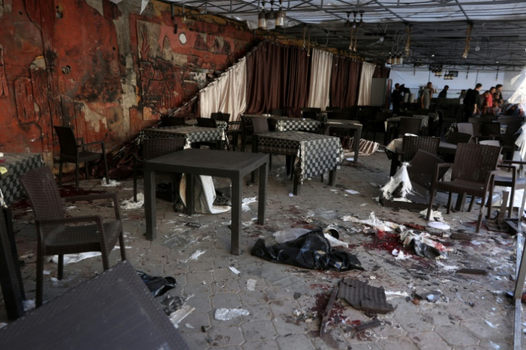 Des débris sur le sol d'un restaurant de Gaza-ville touché par une frappe israélienne, le 7 mai 2025 ( AFP / Omar AL-QATTAA )