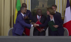 Elysée : cérémonie de signature de trois accords entre la France et le Gabon