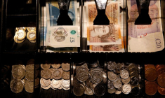 Des billets et pièces en livres sterling dans une caisse