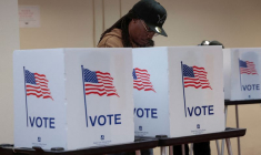 Des électeurs déposent leurs bulletins lors du vote anticipé pour l'élection présidentielle américaine dans un bureau de vote